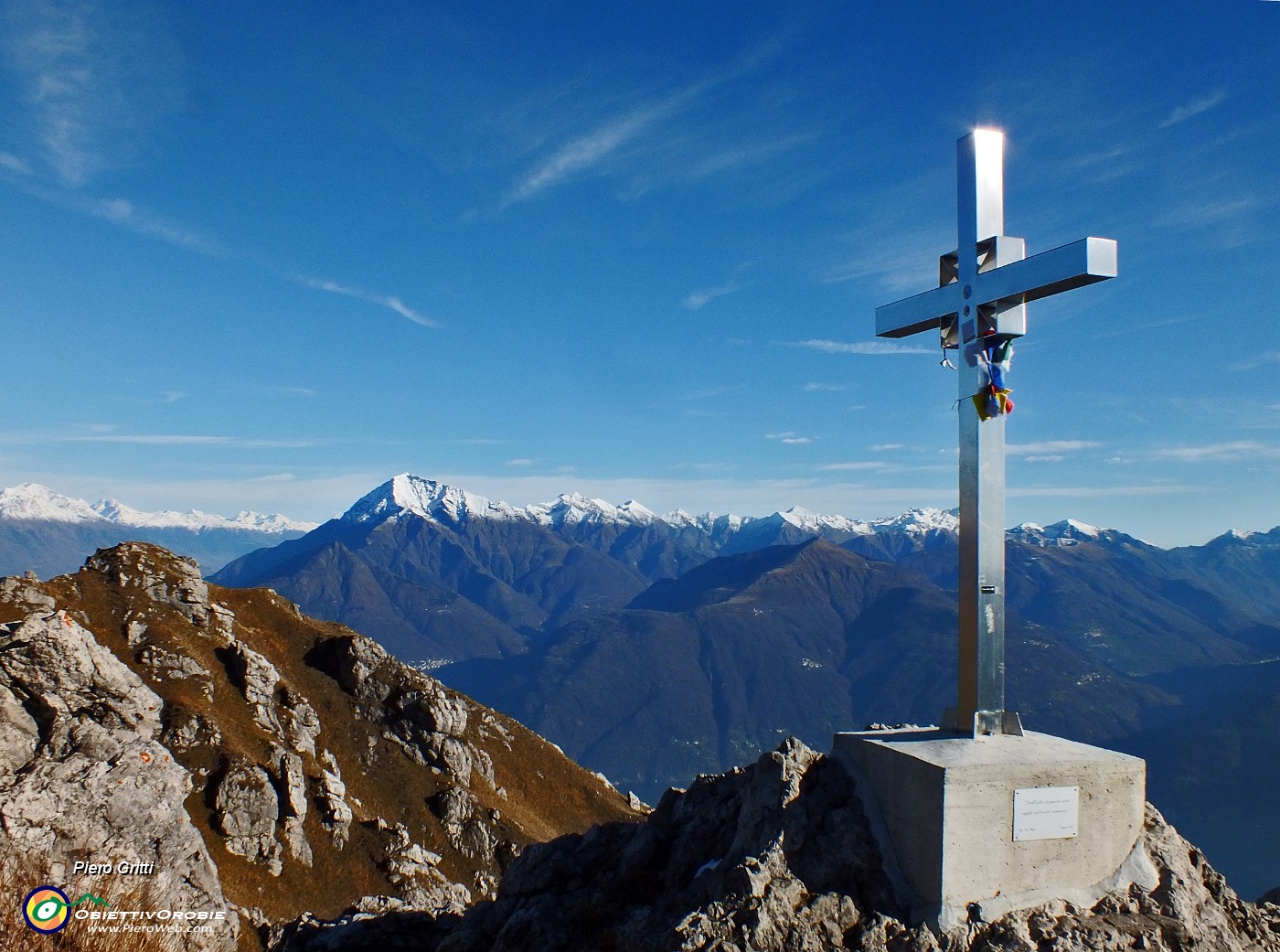50 Alla croce di vetta del Monte Grona (1736 m) con vista verso il Legnone.JPG